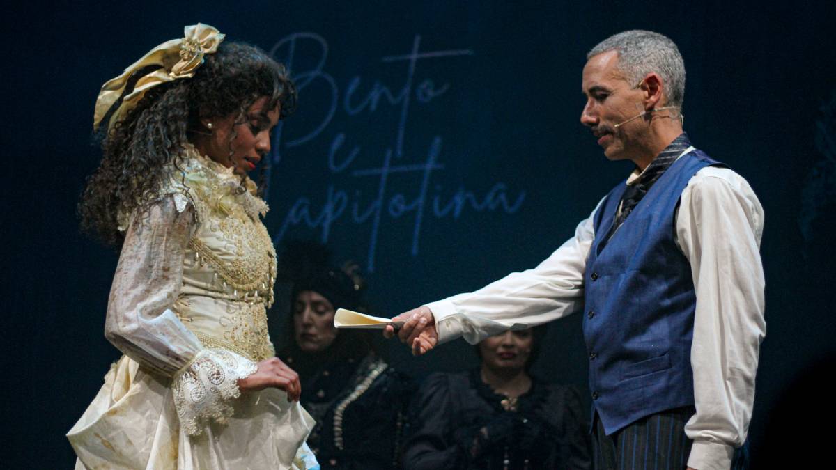 Para a montagem, o trio propôs uma leitura ousada e contemporânea da clássica narrativa de Bentinho, Capitu e Escobar, transpondo o romance para o palco com sensibilidade e vigor. Foto: Hallan Fidellis