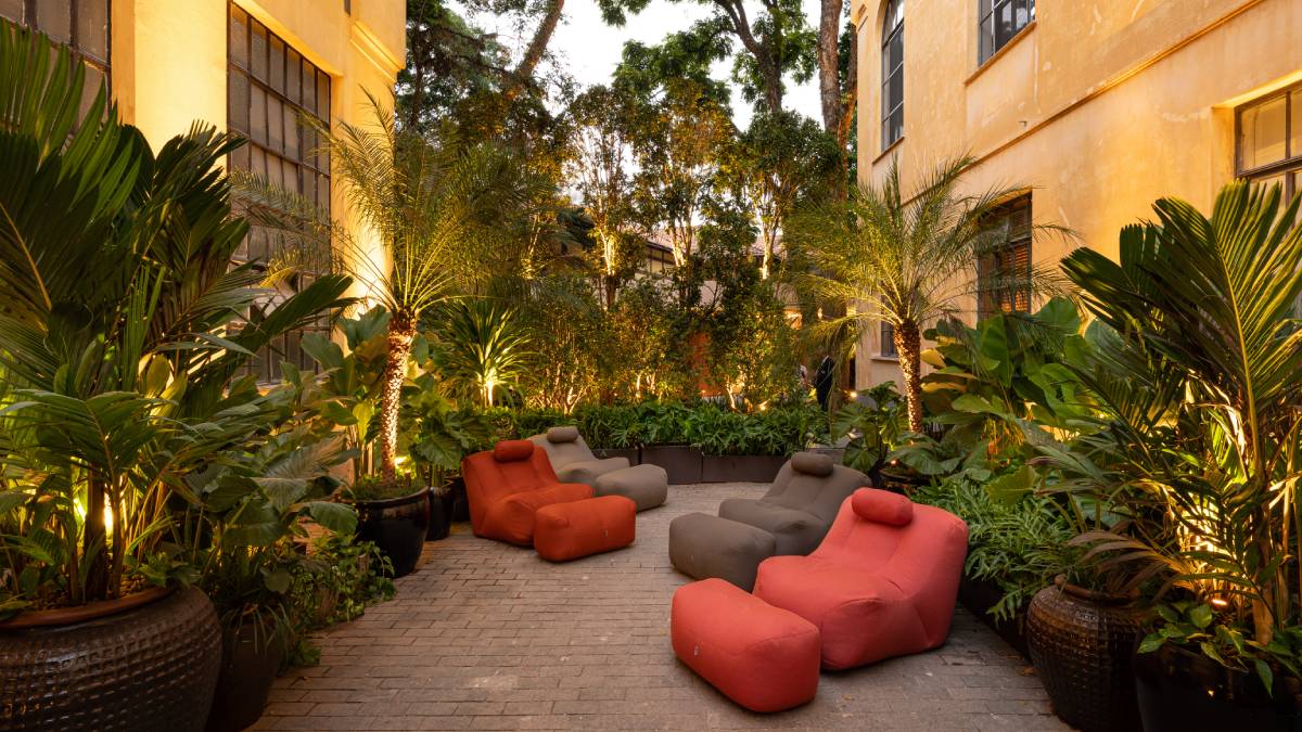 Instalado com a leveza que se completa com a cena do parque onde estão inúmeras espécies de plantas e árvores centenárias da Mata Atlântica, o 'Jardim da Alameda' é desmontável, transportável e adaptável.