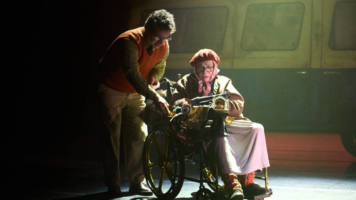 Elenco da peça é composto por outros grandes nomes do teatro brasileiro, além da veterana Nathalia Timberg, como Caco Ciocler, Nilton Bicudo, Duda Mamberti, Roberto Arduin, Lilian Blanc, Noemi Marinho, Cléo De Páris e Lara Córdulla.