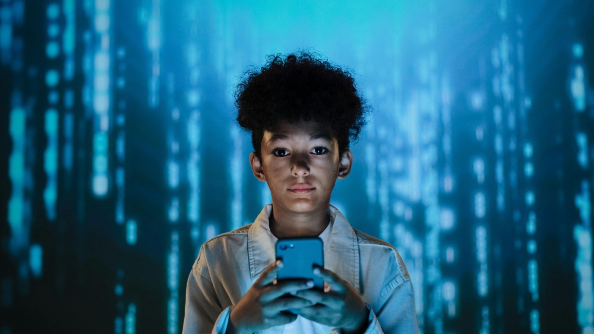 Cérebro em formação, privação de sono e busca por novidades tornam os jovens vulneráveis no ambiente digital.