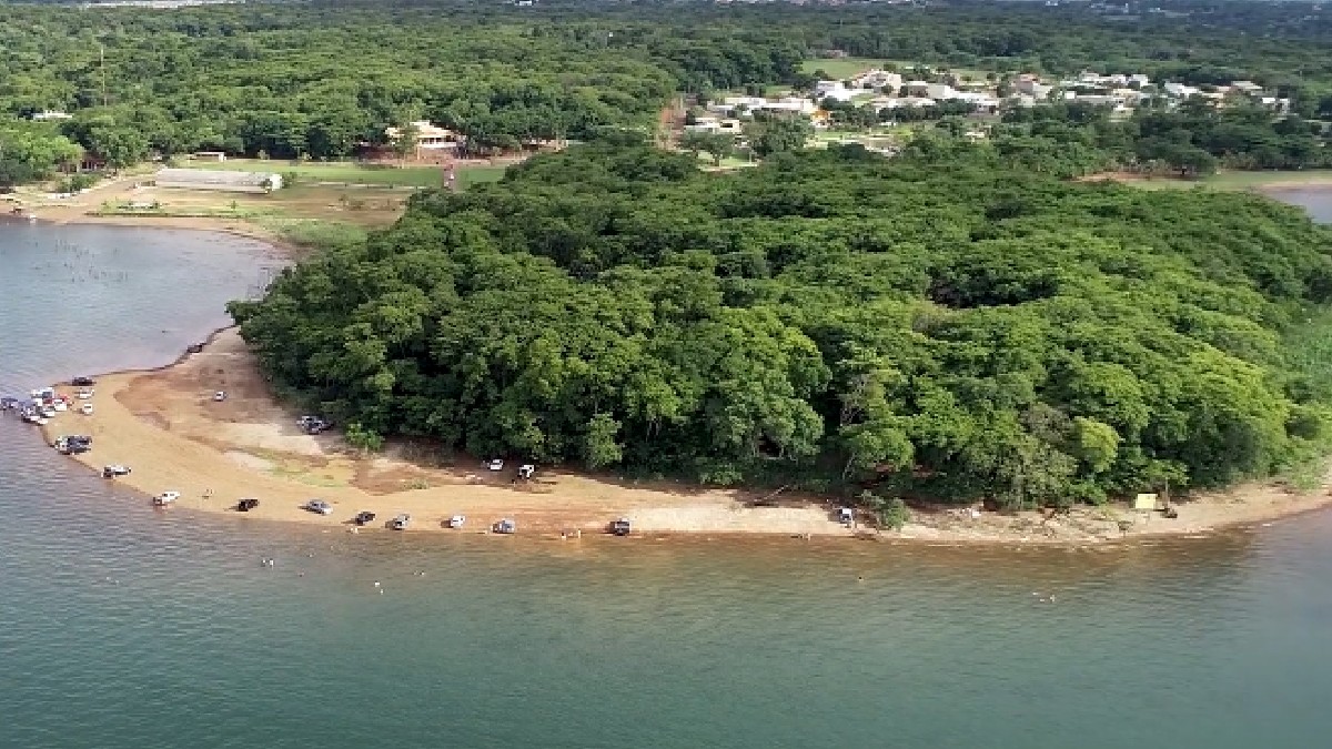 Local conta com praias artificiais como grandes atrativos. Um exemplo é a Praia Marina, local para a prática de windsurfe e jet-ski, na margem esquerda do rio São José dos Dourados - (Reprodução/Youtube/Eduardo Silva)