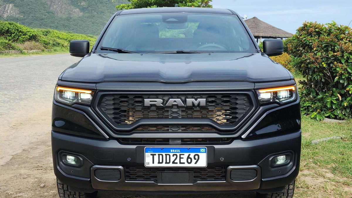 Sem alterações externas visíveis na linha 2025 da Rampage, carro possui capô horizontalizado e aspecto robusto. /Foto: Luiza Kreitlon/AutoMotrix