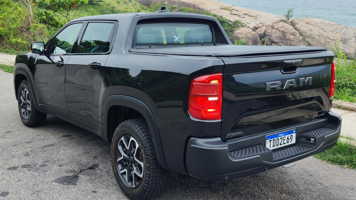 Linha 2025 da Rampage Rebel 2.2 Diesel passou a vir com pneus All Terrain, com carcaça reforçada e escritas laranjas. /Foto: Luiza Kreitlon/AutoMotrix
