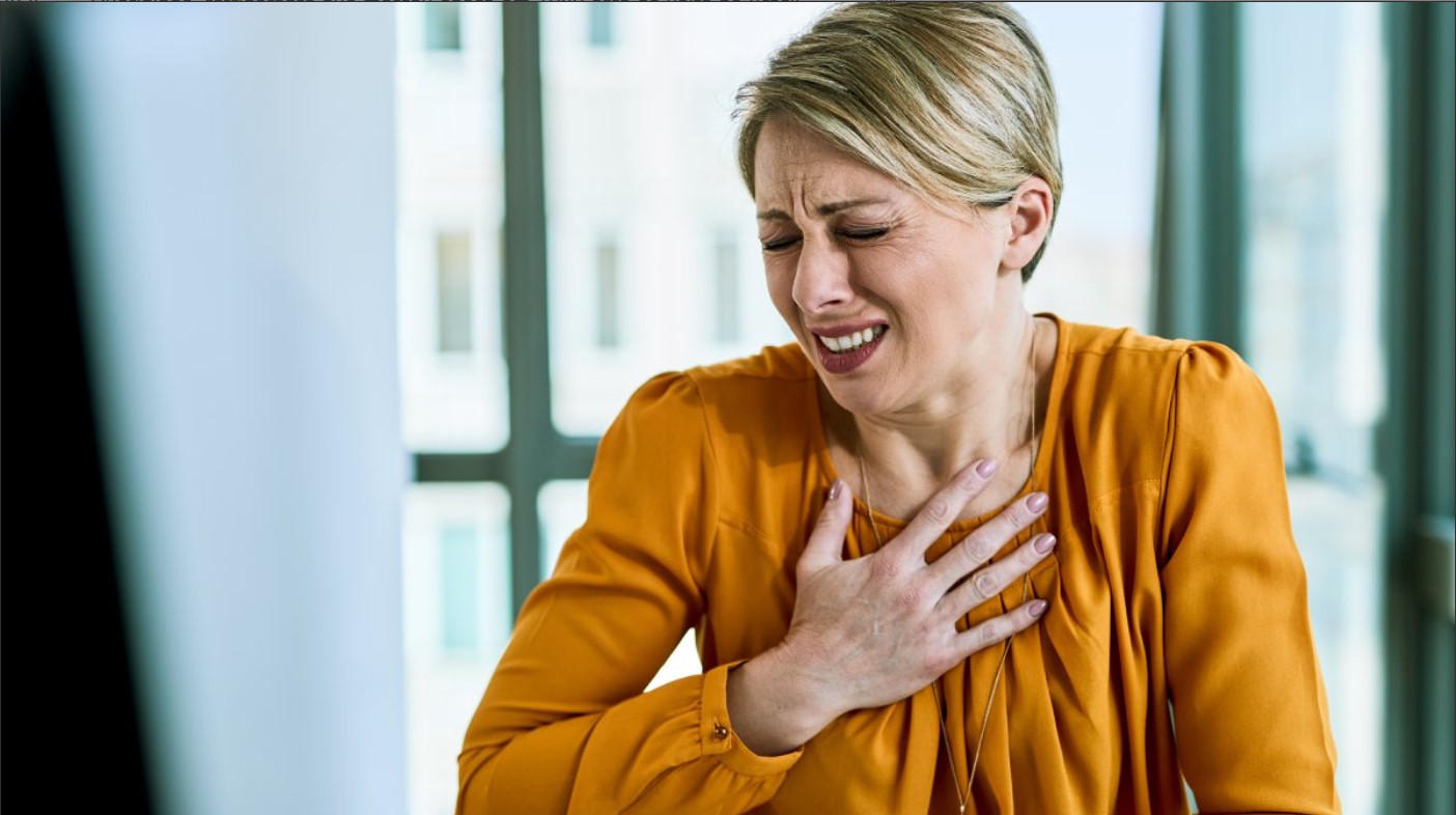 Mulheres costumam sofrer mais infartos a partir dos 55 anos (Foto: Freepik)