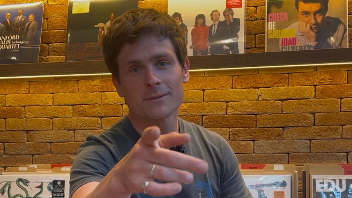 Tom Speight durante entrevista na Now Play Vinyl Store, em São Paulo/Leo Rocha