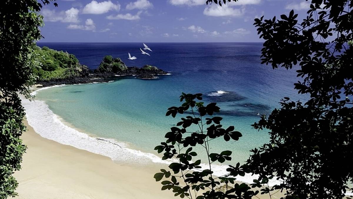 Baía do Sancho, em Fernando de Noronha, no Pernambuco, ficou em 25º lugar. Foto: Wikipedia Commons