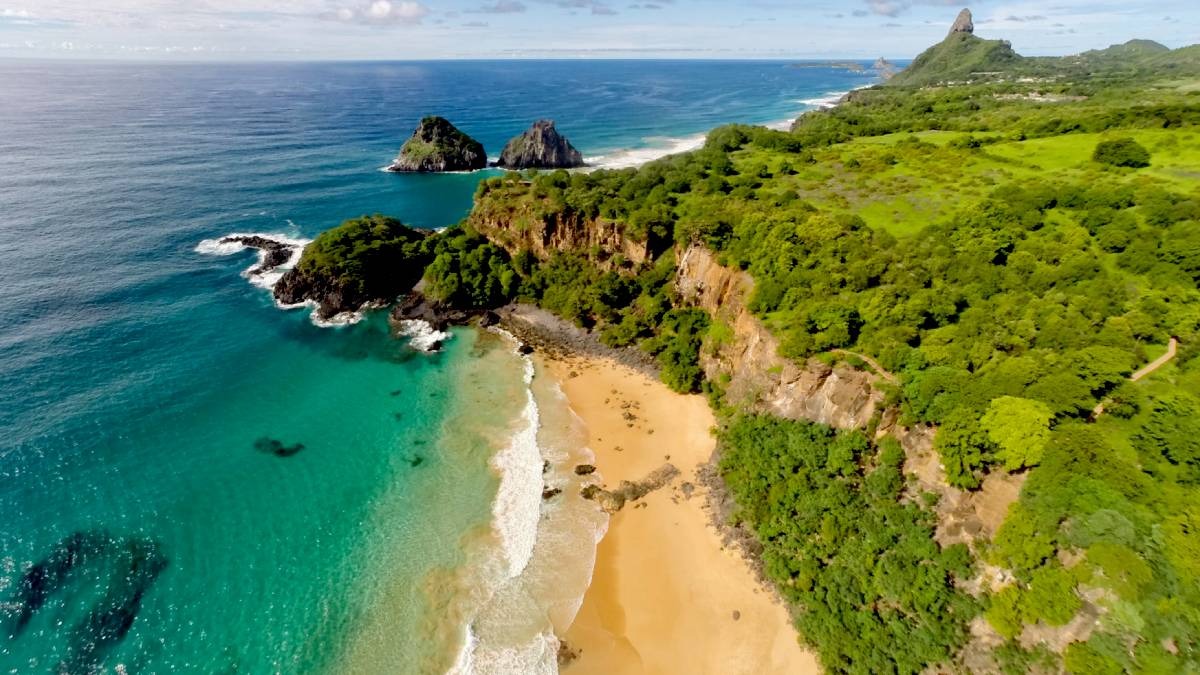 Praia só é acessada por barco ou uma escada. Foto: Divulgação/ICMBio