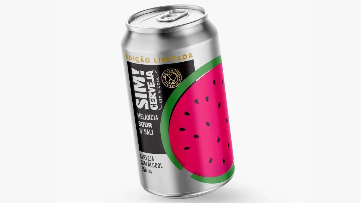 A Cerveja Melancia SOUR'n Salt é avermelhada, levemente turva, e reúne água, malte de cevada, lúpulo, melancia, hibisco e levedura. Divulgação Sim! Cerveja