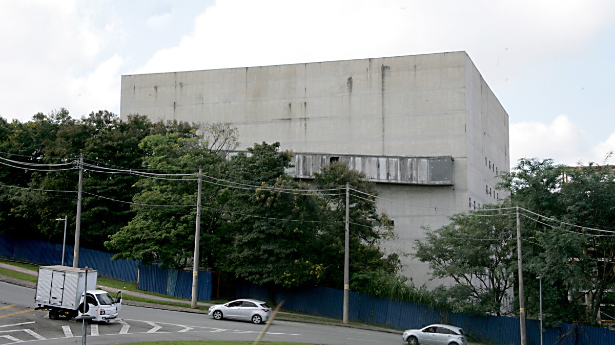 O prédio do Centro de Convenções tem 36 mil m² e acumula lodo em sua estrutura (Foto: Thiago Neme/Gazeta de S. Paulo)