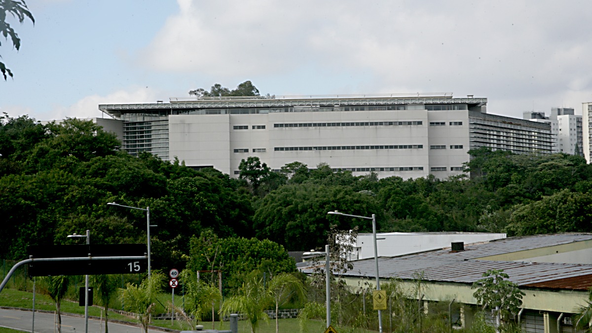 O prédio que deve abrigar o Museu de Arqueologia e Etnologia (MAE) é ainda maior que o Centro de Convenções (Foto: Thiago Neme/Gazeta de S. Paulo)