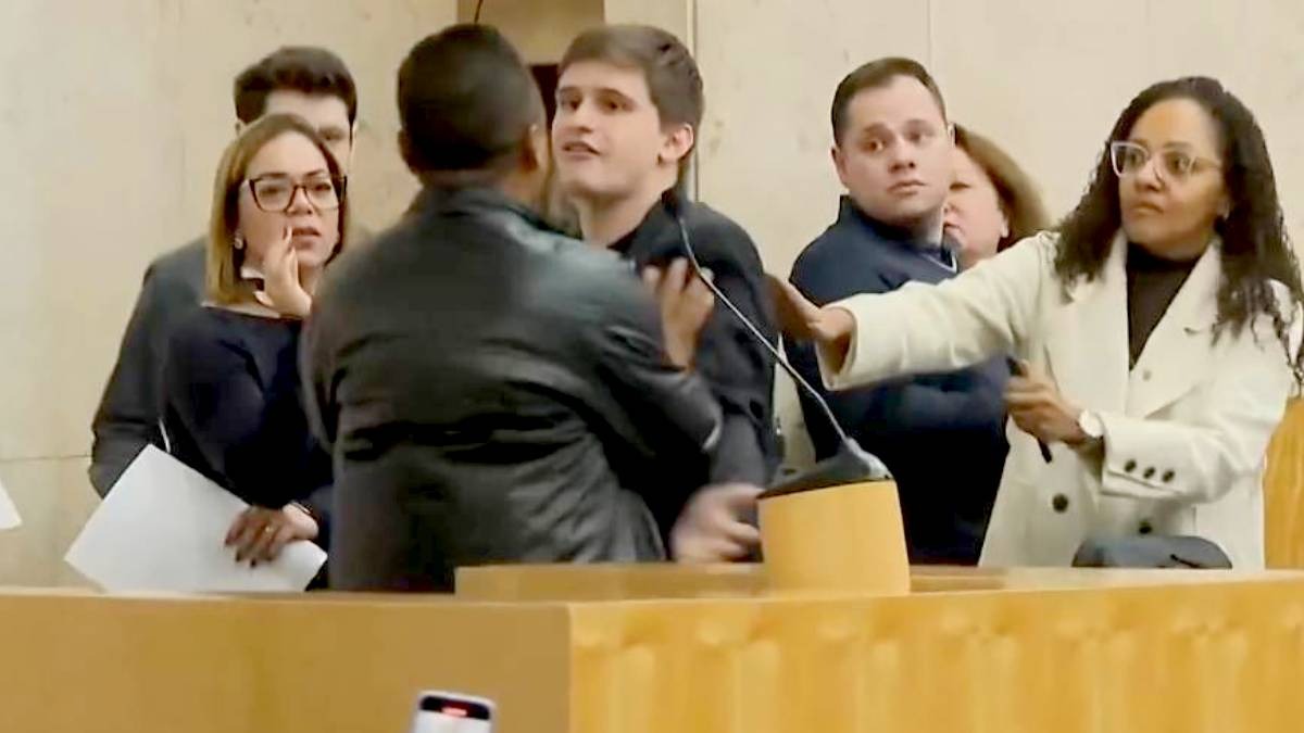 Seguranças da Câmara e do vereador também pegaram Gil pelo colarinho, começando uma confusão generalizada. Reprodução/Tv Globo