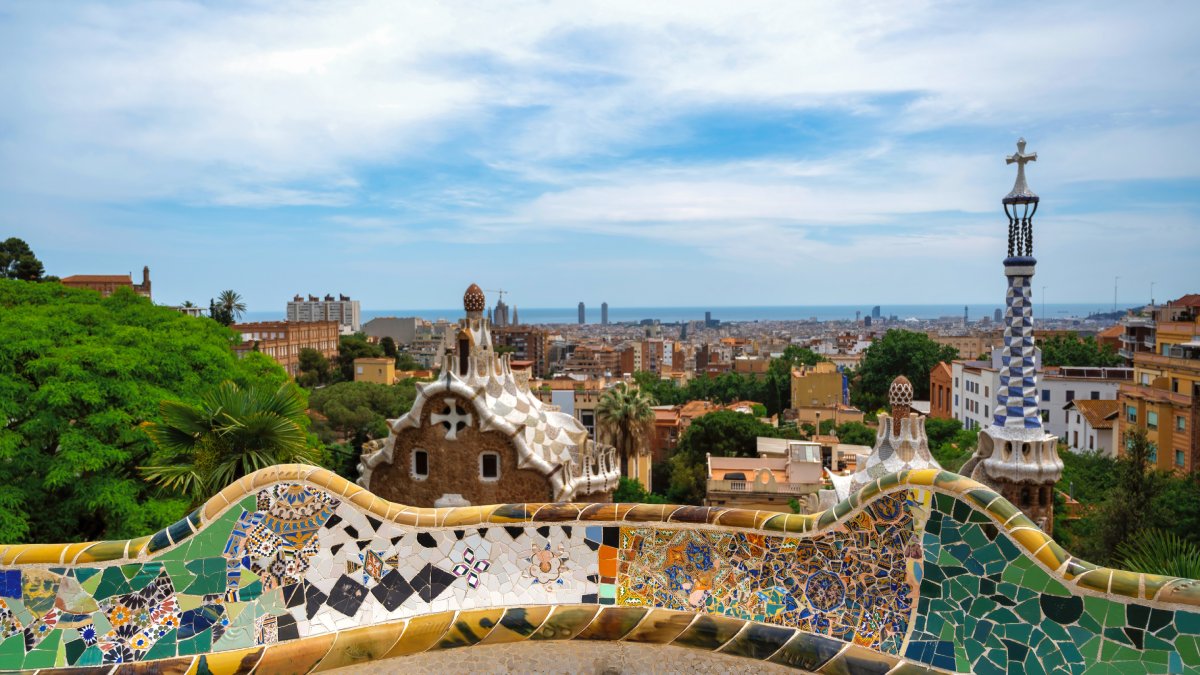 Barcelona, Espanha As obras de Gaudí, como a Sagrada Família, dão identidade à cidade. Entre a arquitetura modernista e as praias mediterrâneas, Barcelona cativa. Foto: Reprodução/Freepik