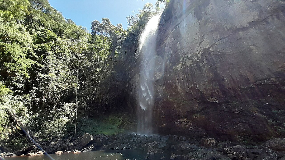 Para a Cachoeira do Patrício há um poço natural cercado por paredões. Já para a Cachoeira do Cochó há uma "pequena praia" de areia ao seu redor - (Ketgalactica/Wikimedia Commons)