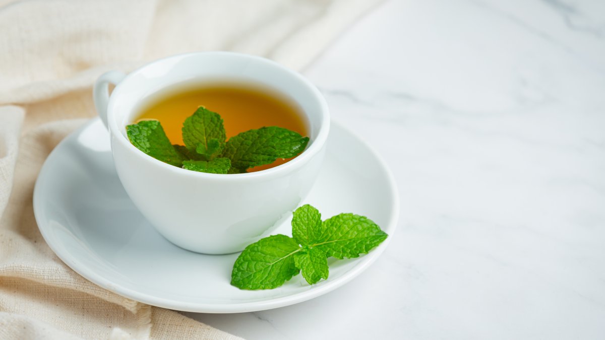 O chá de hortelã também é eficaz, pois é anti-inflamatório