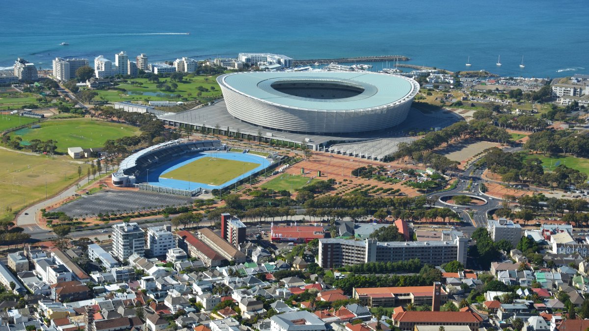 Cidade do Cabo, África do Sul Sob a majestosa Table Mountain, a cidade oferece paisagens dramáticas entre mar e montanha. A Ilha Robben Island e os vinhedos completam seu charme. Foto: Reprodução/Wikimedia