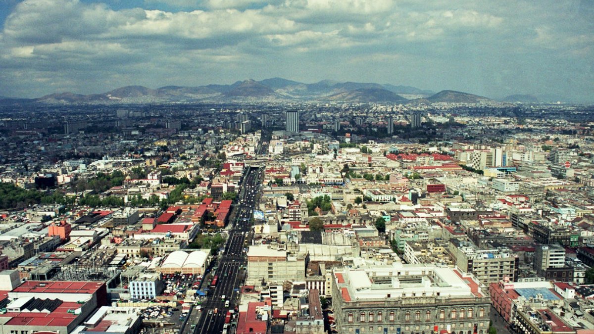 Cidade do México, México Da grandiosidade do Zócalo aos canais de Xochimilco, a capital mexicana surpreende com sua mistura de passado asteca e energia contemporânea. Foto: Reprodução/Flickr