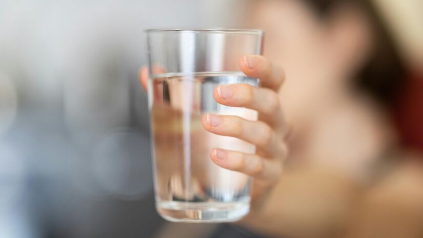 Atletas podem precisar de até 1 litro a mais que pessoas sedentárias. O clima também influencia: temperaturas acima de 30°C aumentam a necessidade em cerca de 1 litro. Foto: Pexels