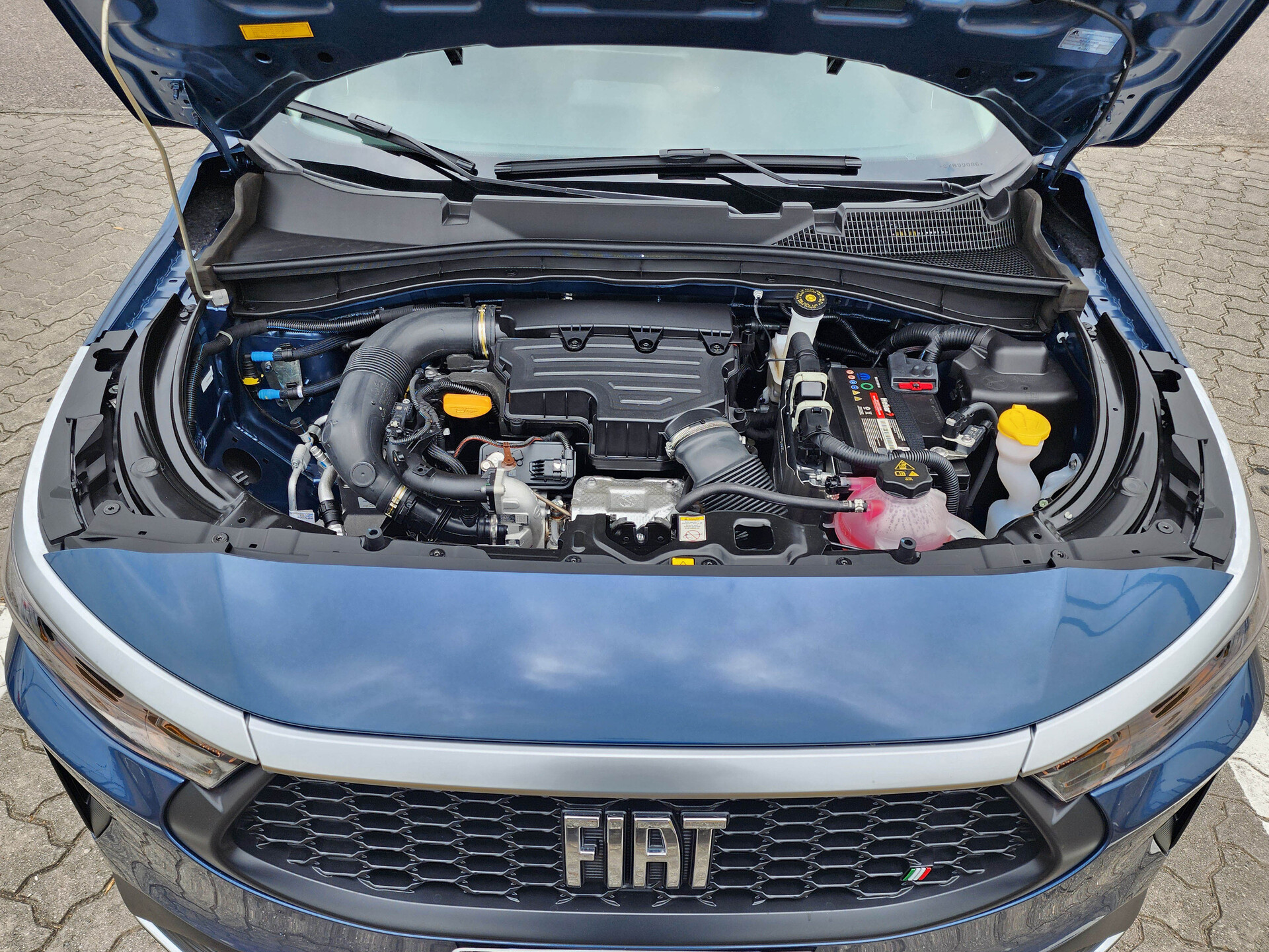 Potência de 125/130 cavalos e torque de 20,4 kgfm do motor tricilíndrico 1.0 turbo flex proporcionam uma relação peso/potência em torno de 10 kg/cv. Foto: Luiza Kreitlon/AutoMotrix