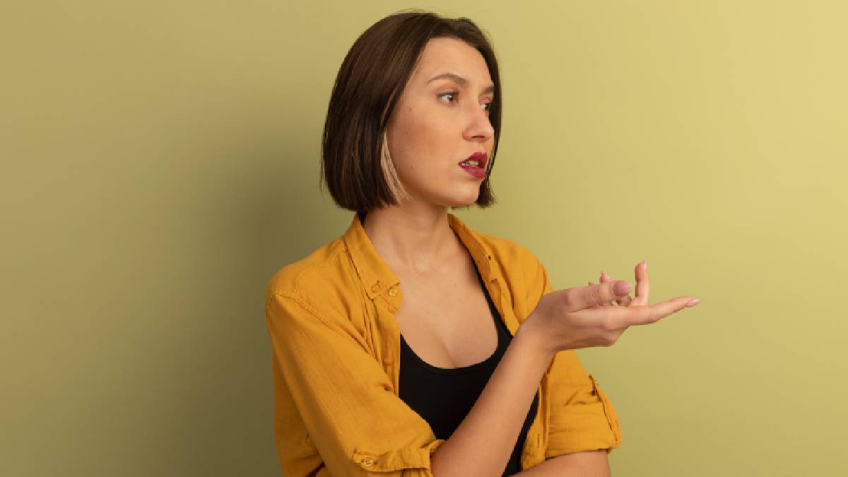 Conversar consigo mesmo pode parecer estranho, mas é comum | Freepik