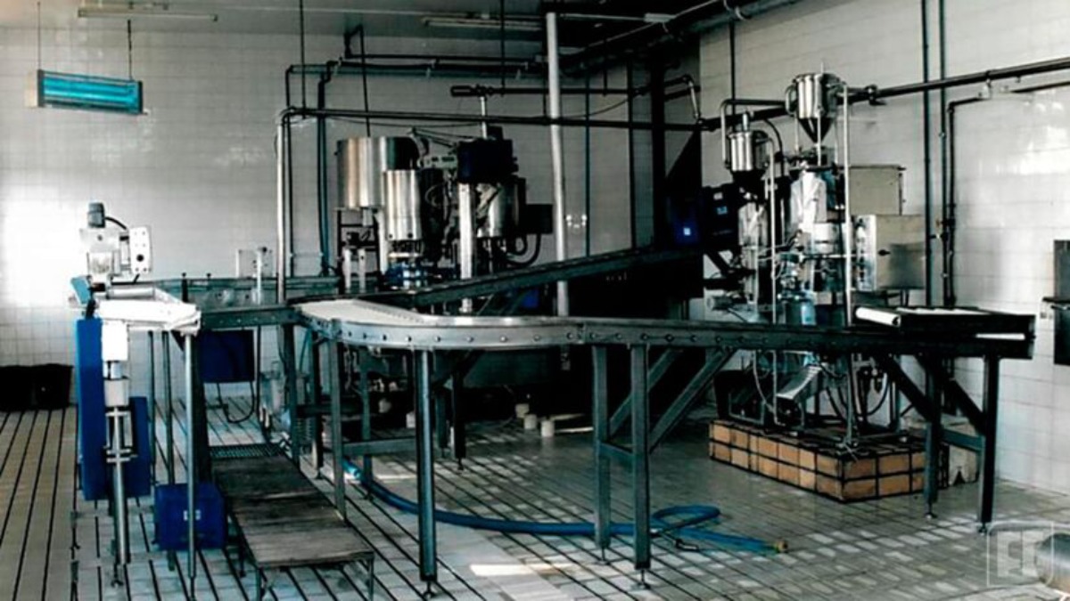 Foram gastos, em 2011, um valor de aproximadamente R$ 70 milhões em uma nova sala de ordenha rotatória automatizada. A máquina, que ordenha as vacas no curral, pode alimentar até 450 vacas por vez. (Fazenda Colorado/Divulgação)