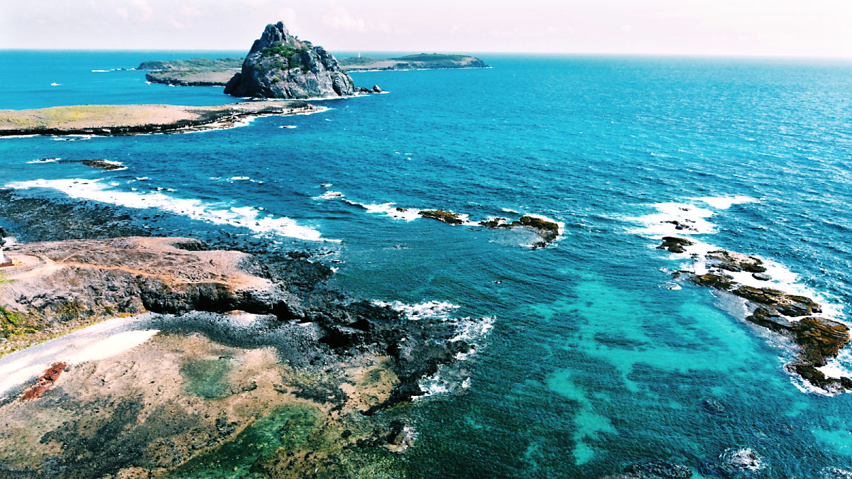 Um dos principais destaques turísticos do Brasil e muito desejado também pelos turistas, Fernando de Noronha, em Pernambuco, possui inúmeras belezas e uma curiosidade que poucos conhecem: nenhum parto foi registrado na ilha desde 2004 - (Matheus Frade/Unsplash)