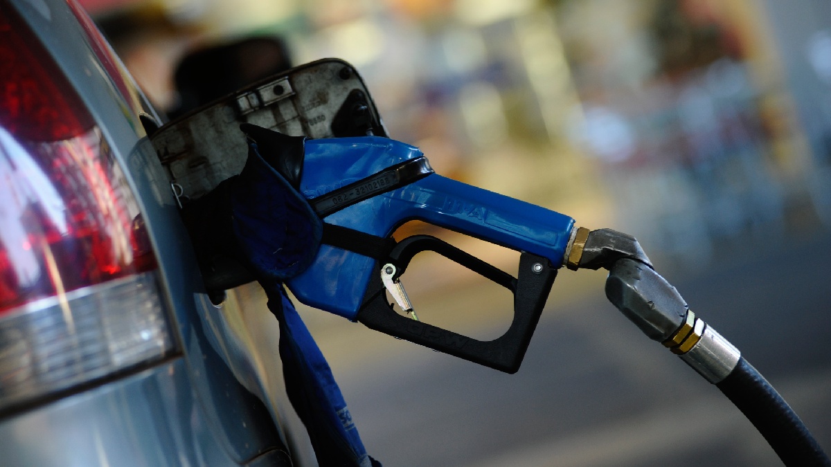 Gasolina no Brasil contém uma porcentagem de etanol. Imagem: Agência Senado