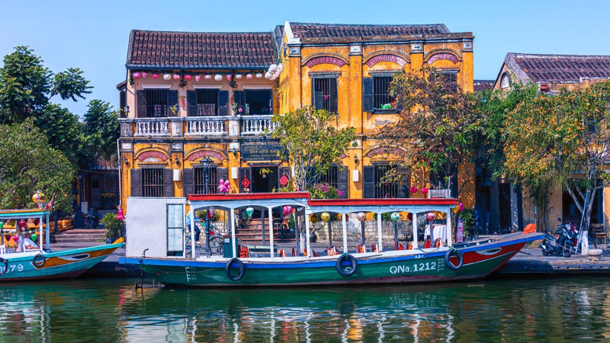 Hội An, Vietnã Esta joia patrimônio da UNESCO encanta com sua arquitetura amarela, lanternas coloridas e a Ponte Japonesa. Um retrato vivo da história comercial asiática. Foto: Reprodução/Flickr