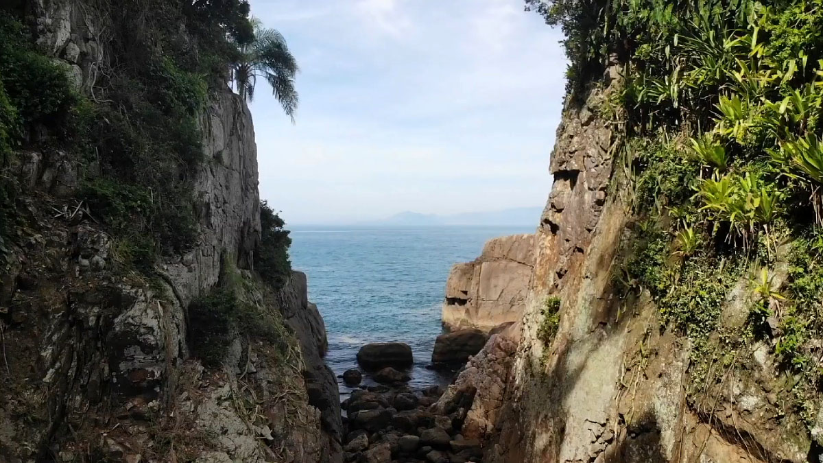 Local mantém-se intocado, sem construções que possam alterar sua paisagem natural. Fotos: Reprodução/Youtube/Caminhos do Sup