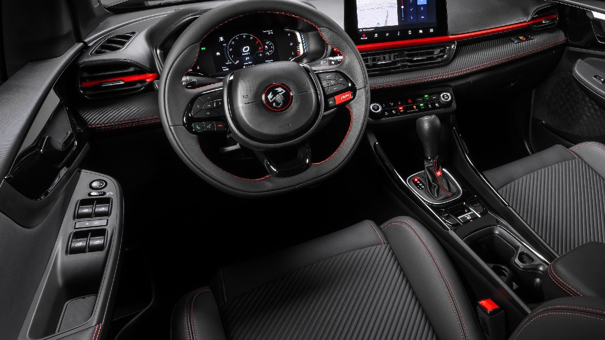 Novo interior do Pulse Abarth mantém os tons escurecidos, ganhando sofisticação com chegada do teto solar panorâmico. Foto: Divulgação