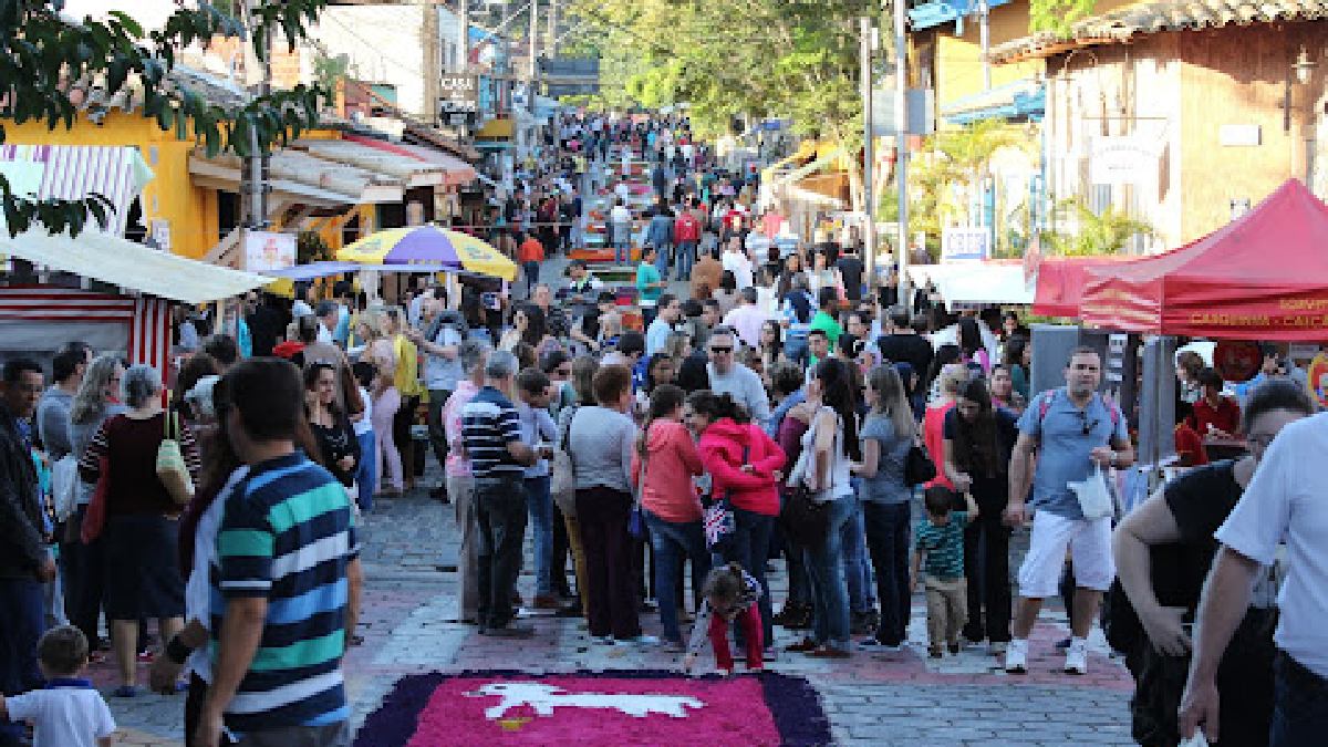 Embu das Artes fica a 28 km da capital paulista e ressalta a veia artística da cidade durante o feriado. Divulgação/Prefeitura de Embu das Artes