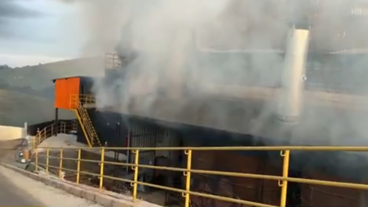 Responsável por tratar resíduos industriais, fábrica regularmente, incinerava borracha e outros materiais. Reprodução: TV Vanguarda
