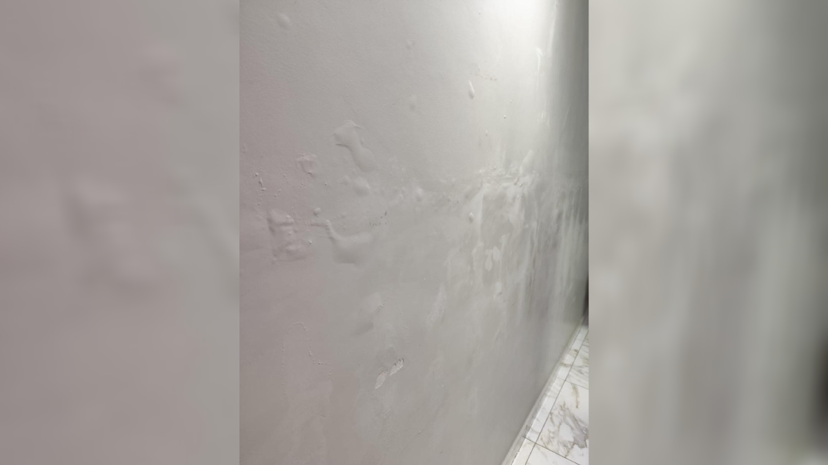 Denunciantes relatam que mesmo após os reparos, os problemas, principalmente de infiltrações, reaparecem em questão de poucos dias.