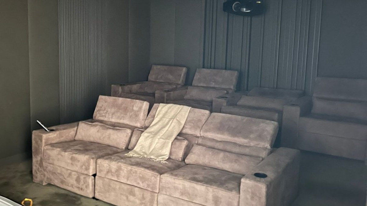 Apartamento ainda tem armários embutidos e sistema inteligente de controle de iluminação e TVs. /Foto: Divulgação
