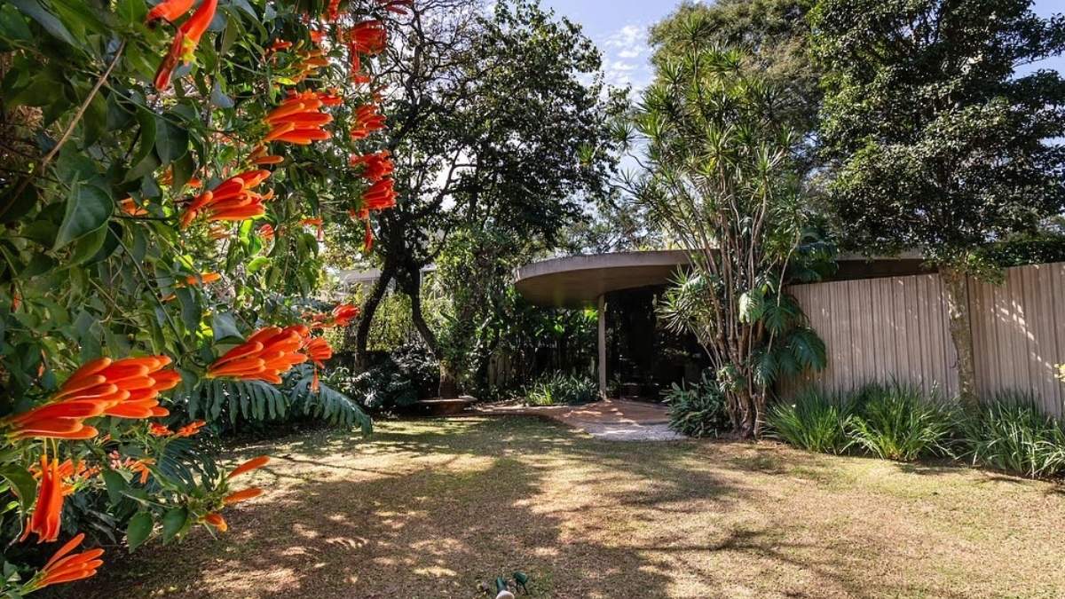 Imóvel ainda oferece sala de TV, escritório, jardim frontal e jardim nos fundos, cozinha, copa, área de serviço, garagem e quarto de costura. /Foto: Reprodução/Instagram
