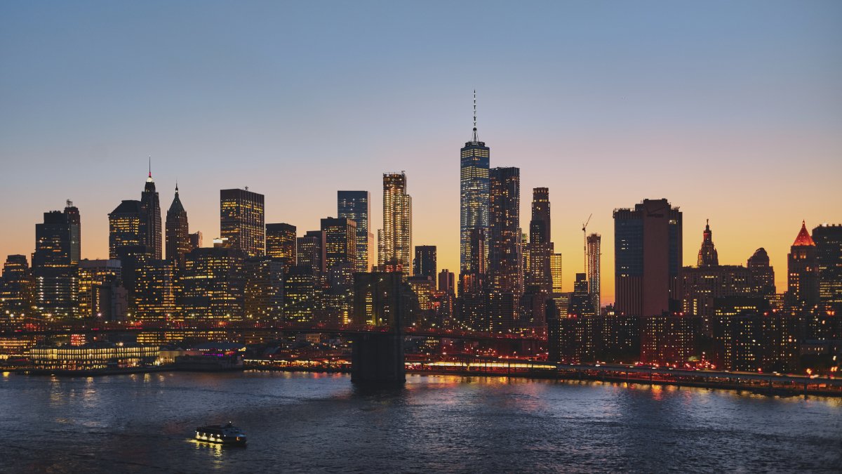 Nova York, EUA O skyline mais famoso do mundo, com a Estátua da Liberdade, Central Park e a agitação da Times Square. Uma metrópole que nunca dorme. Foto: Reprodução/Freepik
