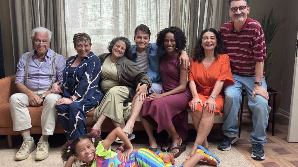 Para os fãs ansiosos, vai aí uma ótima notícia! O seriado estreia no dia 28 de junho, às 19h, e será exibido semanalmente durante 24 sábados na TV aberta e no streaming da Cultura.