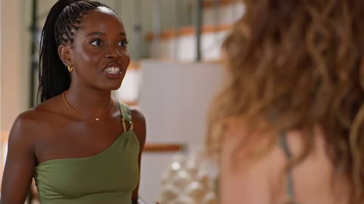 Pensativa, a personagem de Claudia Abreu questionará se alguém se interessaria pelas peças e a babá logo explicará que, mesmo que elas apertem e incomodem, com o marketing certo tudo é possível. Fotos: Reprodução/TV Globo