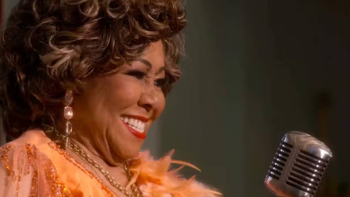 Cantora e compositora Alcione, de 77 anos, se apresentará na festa de casamento de Glorinha (Mariana Sena) e Ulisses (Ícaro Silva), personagens de 'Garota do Momento'.