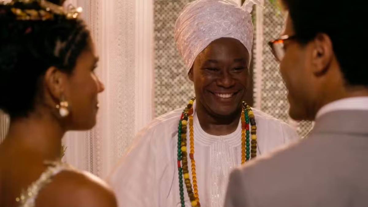 Durante o casamento da melhor amiga de Beatriz (Duda Santos), Alcione cantará a música 'Mar de Segredos', canção tema do casal da novela, animando a festança.