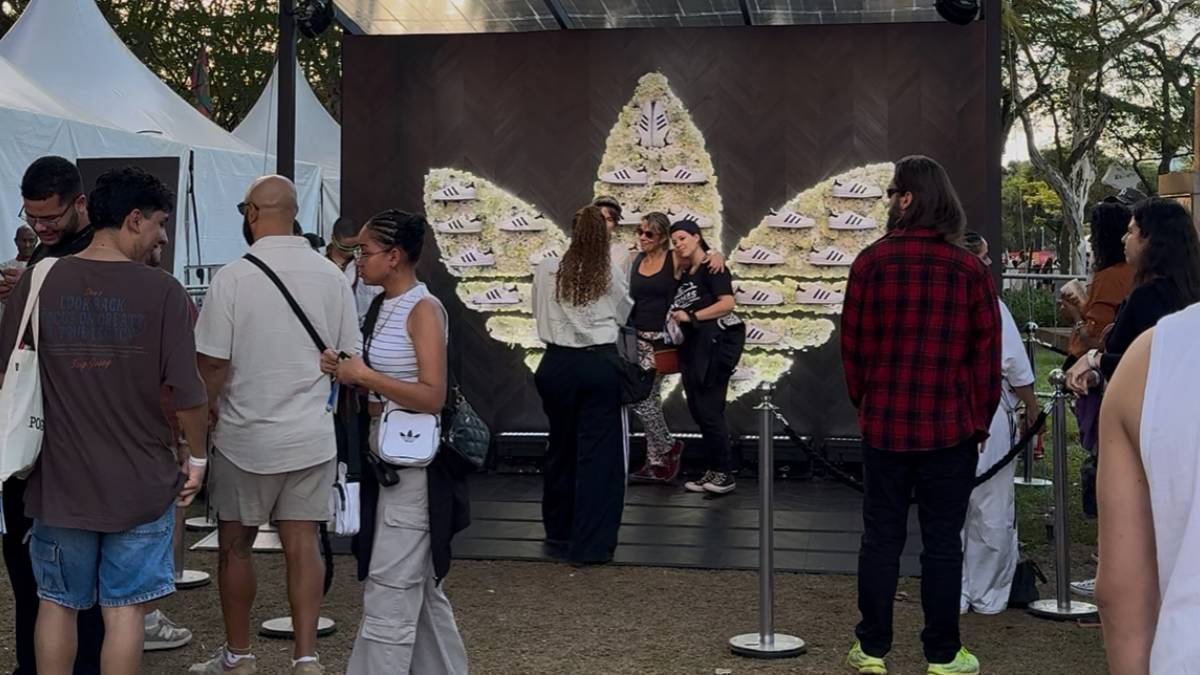 O estande da Adidas, um dos mais disputados, reforçou a identidade urbana da marca, tirando fotos polaroid e entregando bolsas da linha 'Originals'. Fotos: Mariana Ribeiro/Gazeta de S.Paulo; Murilo Amancio
