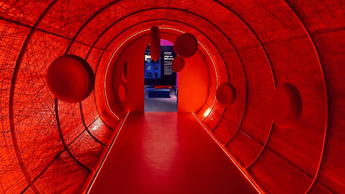 Logo na entrada, os visitantes passam por um nariz gigante e, a partir daí, iniciam uma jornada pelo interior do corpo humano.