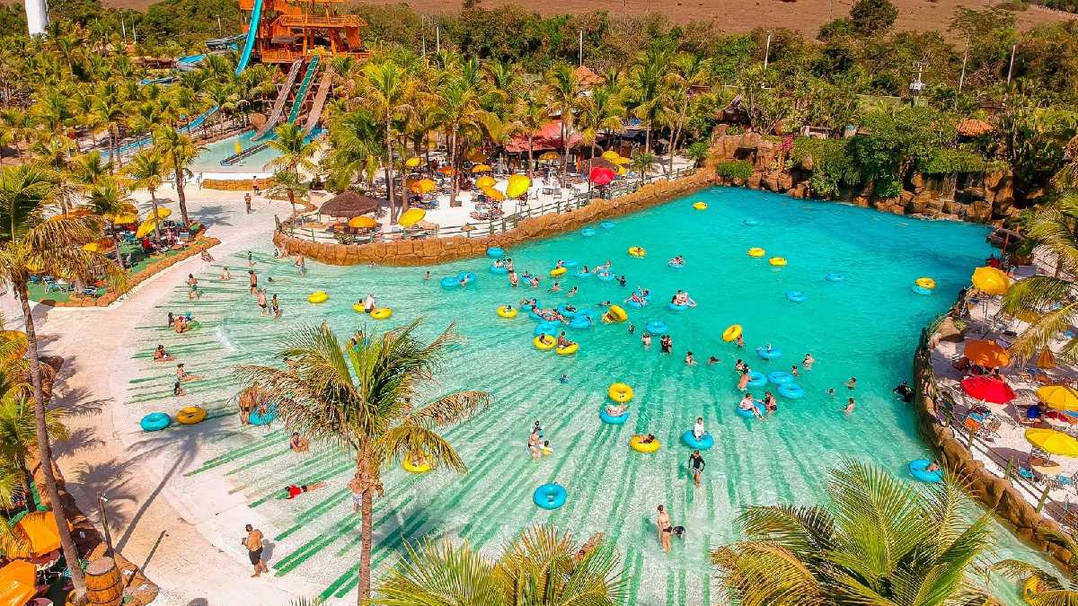 Thermas dos Laranjais possui mais de 55 atrações, entre toboáguas, montanha-russa aquática, praias artificiais e piscinas de águas quentes naturais. Fotos: Divulgação