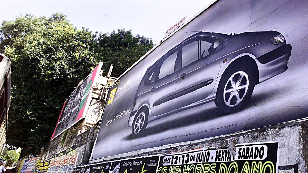 23 de maio: outdoors lado a lado criaram um painel ininterrupto de marcas | Caio Guatelli/Folhapress