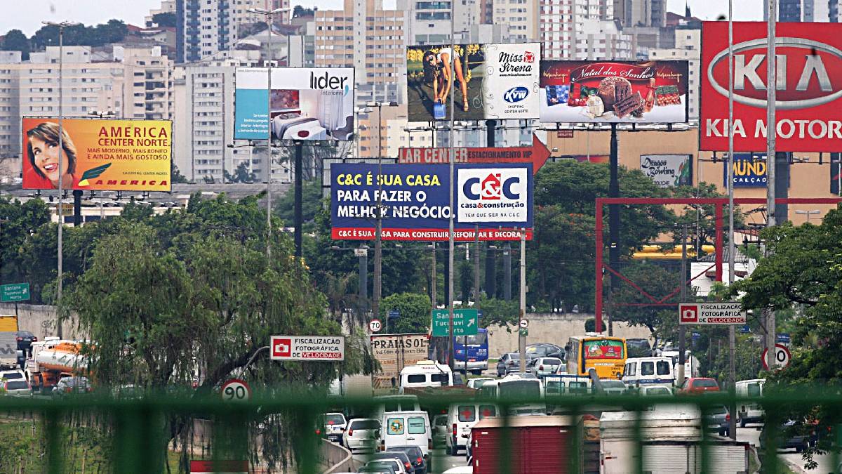 Das esquinas de bairro aos grandes cruzamentos. Na imagem é possível ver a marginal pinheros | Antônio Gaudério/Folhapress