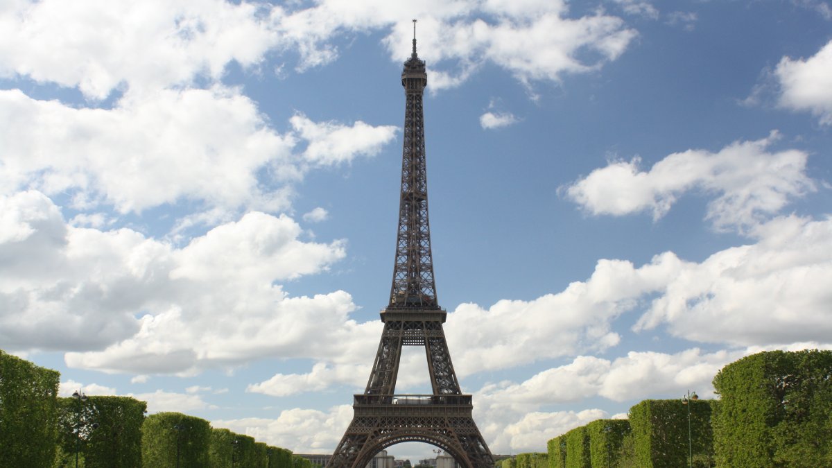 Paris, França A "Cidade Luz" brilha com a Torre Eiffel, o Louvre e os charmosos cafés. Passeios pelo Sena revelam sua arquitetura deslumbrante. Foto: Reprodução/Freepik