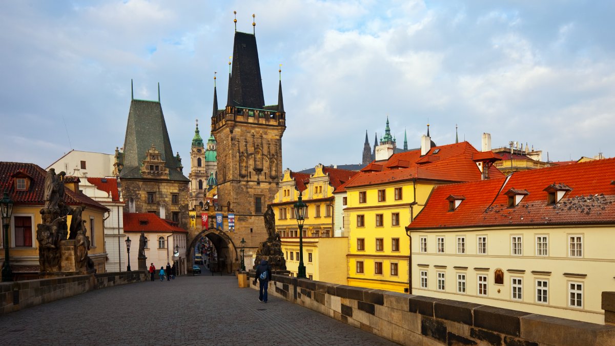 Praga, República Tcheca Parece saída de conto de fadas, com a Ponte Carlos, o Castelo e a praça da Cidade Velha. Uma joia medieval preservada no tempo. Foto: Reprodução/Freepik
