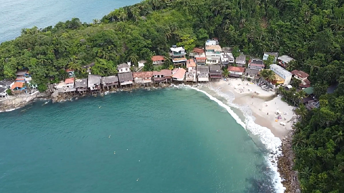 Outro destaque é a Praia de Sorocutuba, que fica entre a Praia da Enseada e a Praia de Pernambuco. De mar tranquilo e areia plana, o local entrega lazer para toda a família e oportunidade de um bom banho de mar - (Reprodução/YouTube Vou Na Frente)