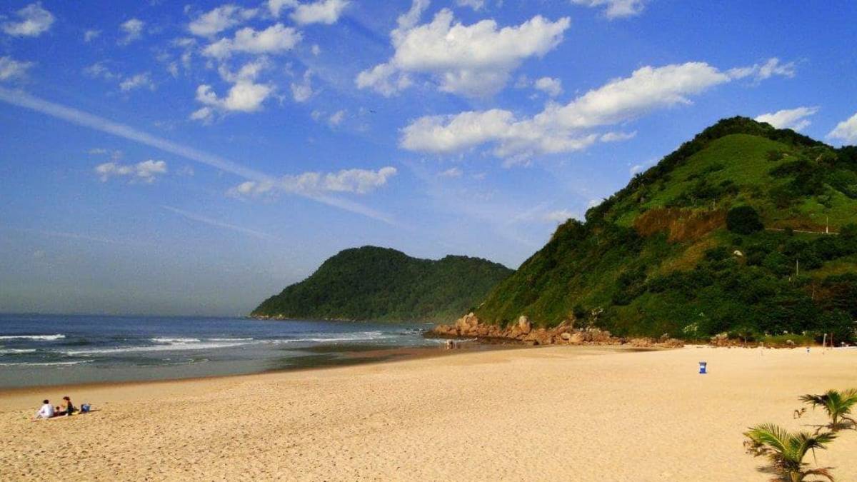 Por fim, a Praia do Tombo, vizinha da Enseada, possui um título muito especial: foi a primeira do Brasil a receber o certificado internacional Bandeira Azul, símbolo de qualidade ambiental - (Helder Lima/Prefeitura Municipal do Guarujá)
