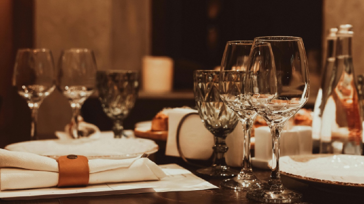 Gasto com restaurantes chiques podem indicar noites com profissionais. Imagem: Pexels