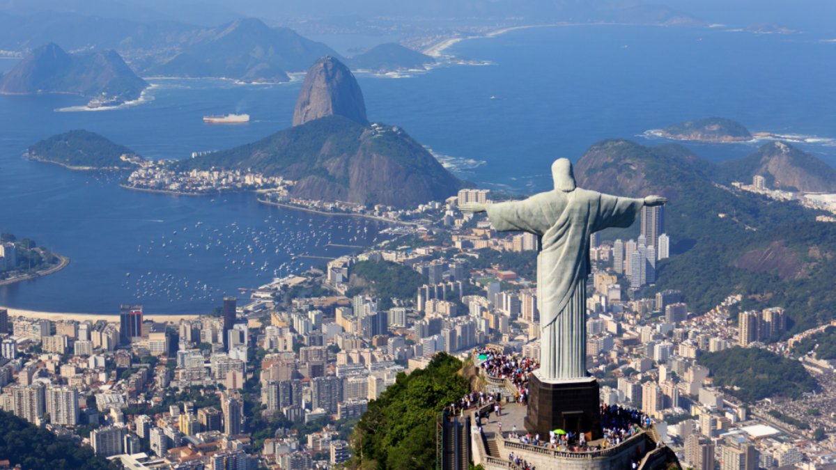 Rio de Janeiro, Brasil A "Cidade Maravilhosa" vive entre montanhas e mar, com cenários de tirar o fôlego. O Cristo Redentor, o Pão de Açúcar e as praias de Ipanema e Copacabana são apenas o começo. O Carnaval carioca transforma a cidade em uma festa vibrante. Foto: Reprodução/Wikimedia